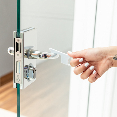 Брелок "Тачер" бесконтактный с антибактериальной защитой , белый