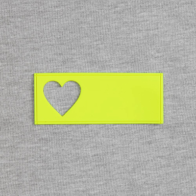 Лейбл из ПВХ с вырубкой «Сердце», желтый неон